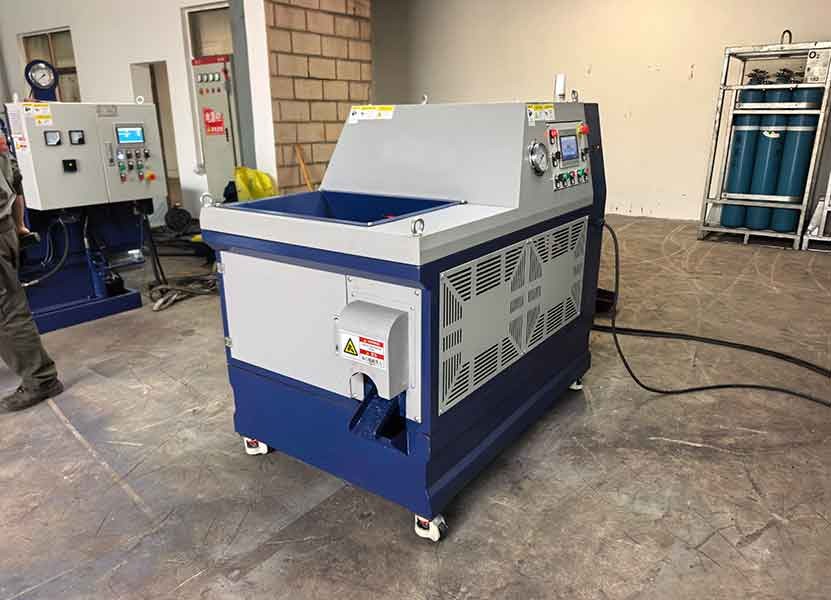 德尚环保小型铝屑压饼机：助力韩国客户加工中心实现车间高效整洁！